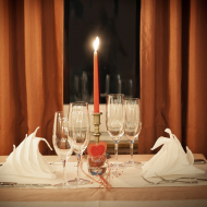 'Wo die Liebe den Tisch deckt, schmeckt das Essen am Besten!' Du willst deine(n) Liebste(n) mit einem romantischen Candle Light Dinner überraschen? Am 14.02. hast Du die Möglichkeit dazu. Laßt Euch bei einem 7-Gang Menü kulinarisch verwöhnen.