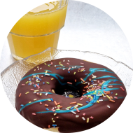 Verschiedene Desserts, Donuts und Muffins in unserem Süßwaren Sortiment erhältlich.