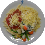 Pastabar (81) mit Tomaten-Thymian-Oregano-Soße (81) oder Schmelzkäsesoße (1,19,81) dazu geriebener Gouda (19) oder Reiberei (1) und buntes Gemüse