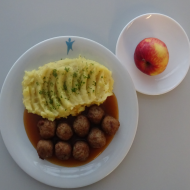9 schwedische Köttbullar (51,52) mit Bratenjus (81) dazu hausgemachter Kartoffelstampf mit Schmorzwiebel (19) und frisches Obst