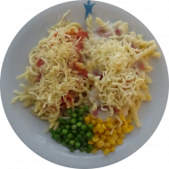 Pastabar (81) mit Tomaten-Zucchini-Soße (81) oder Schinken-Sahne-Soße (2,3,19,21,51,81) dazu geriebener Gouda oder Reiberei (1,2,19) und Erbsen-Mais-Gemüse