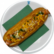 'Smoked Chili Cheese Dog' XXl Hot Dog mit rauchigem Chili und Cheddar und Zwiebelwürfeln (1,2,3,9,19,23,51,52,81,83) 