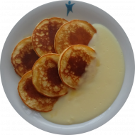 6 Pancakes mit Ahornsirup und Puderzucker (15,19,81) an Vanillesoße (19)