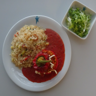 Überbackene Paprikaschote mit Gerstonifüllung (49,83) und Tomaten-Thymian-Oregano-Soße (81) dazu geschmorter Paprika-Zucchini-Reis und kleiner Frisee-Salat