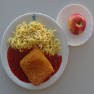 Hausgemachtes 'Edamer' Käseschnitzel (15,19,81) mit Tomaten-Kräuter-Soße (81) dazu Gabelspaghetti (81) und frisches Obst