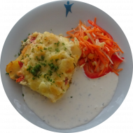 kleine Portion: Kartoffelauflauf mit Hirtenkäse und Paprika (15,19) an Sauerrahm-Kräuter-Dip (19) und Garnitur