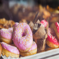 Große Auswahl an verschiedenen Donuts, Muffins und Cookies