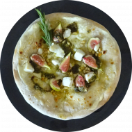 Es erwartet Sie ein vielfältiges Angebot an Pizzen, Pinsen, Calzonen, Fammkuchen &. Co. Heutiges Tagesangebot: Pizza mit Creme fraiche, Ziegenkäse, Honig, Pinienkerne und Feigen (19,48,81)