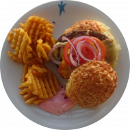 'Raclette Burger' mit Rindfleisch-Patty, Rösti, Eisberg, Tomate, Zwiebel und Waldbeermayonnaise (2,9,15,19,22,52,81,83) dazu Gitterkartoffeln (81)