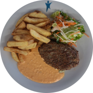 Großes Hacksteak 'Croatia' mit Frischkäsefüllung (15,19,81) und hausgemachtem Ajvar-Dip (19) dazu Rustico frites und Salatgarnitur