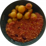 Chili sin Carne mit Sojageschnetzeltem, Mais, Kidneybohnen, Knoblauch und Paprika (18,49) dazu würzige Schwenkkartoffeln