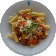 Tortiglioni 'alla Norma' mit Aubergine, Zucchini, Frischkäse und frischem Chili (3,19,24,49,81) dazu geriebener Mozzarella (19)