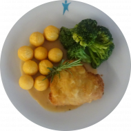 Hähnchenbrustfilet Formaggio gefüllt mit Frischkäse (19,49,54,81) an Geflügelrahmjus mit Rosmarin (19,54,81) dazu Brokkoligemüse und Pommes Noisette (15)