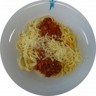 Gabelspaghetti (81) mit Gemüsebolognese und frischem Basilikum (1,3,18,21) dazu Reiberei (1,2)