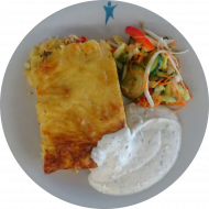 Kartoffelauflauf mit Hirtenkäse und Paprika (15,19) an Kräuter-Creme fraiche Dip (19) und Salatgarnitur