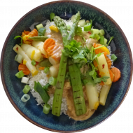 Gebratener Spargel 'Thai Style' mit Karotten, Champignons, Paprika und Zuckerschoten (17,18,49,81) dazu Kurkumareis