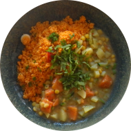 Süßkartoffel-Erbsen-Masala mit Kokosmilch und Koriander dazu Couscous mit Gemüsestreifen (1,21,81)