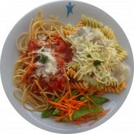 Pastabar (81) mit Tomaten-Mozzarella-Soße (19,81) oder Pastasoße 'Funghi' (3,19,81) dazu geriebener italienischer Hartkäse oder Gouda (15,19,47) und buntes Gemüse
