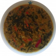 Indische Spinatsuppe mit Hackfleisch, Paprika, Möhren, Champignons und Kokosmilch (51) dazu Mini-Kaiserbrötchen (81,83)