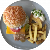 Aus dem vielfältigen Cafete⁵⁵-Angebot als heutige Empfehlung: Burger 'Händlmaier Art' gebackenes Big Rib Hacksteak in Senf-Marinade mit Cheddar (1,15,19,22,23,44,48,51,81,83) - Menüoption verschiedene Pommes