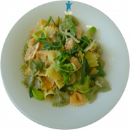 Fischpfanne mit Lachs, Farfalle und Gemüse (16,19,24,44,56,81)