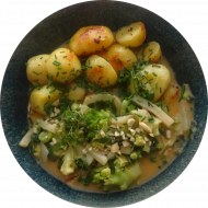 Romanesco-Kohlrabi-Ragout in Curry-Kokos-Soße mit Cashewkernen und Lauch (2,14,20,49,74) dazu Kräuter-Chili-Kartoffeln