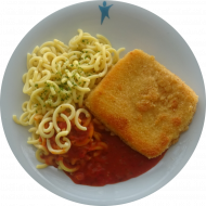 Hausgemachtes Käseschnitzel (15,19,81) an Tomatensoße (81) dazu Gabelspaghetti (81) und frisches Obst