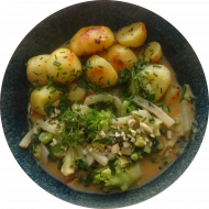 Romanesco-Kohlrabi-Ragout an Curry-Kokos-Sauce mit Lauch und Cashewkernen (2,14,20,49,74) dazu Kräuter-Chili-Kartoffeln