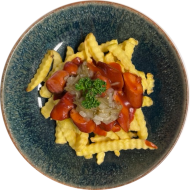 Crunchy fries - Currywurst-Style on Top Zwiebel-Gurken-Chutney (1,2,3,9,46,51)