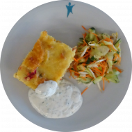 kleine Portion: Kartoffelauflauf mit Hirtenkäse und Paprika (15,19) an Sauerrahm-Kräuter-Dip (19) und frisches Obst