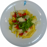 Penne Maccheroni (81) mit Tomaten-Oliven-Pepperonisoße (6,49), gehobeltem Hartkäse (19,47) und Basilukumöl
