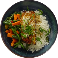 Tofu Bowl mit Basmatireis, grünen Bohnen, geröstetem Sesam und Sojasauce (3,18,23,81)