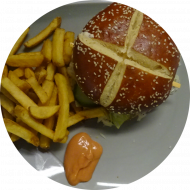 Es erwartet Euch ein vielfältiges Angebot an Burgern, Sandwiches und Hot Dogs. Heutige Tagesempfehlung: Laugenburger mit Nürnbergern, Krautsalat und süßem Senf (1,2,3,9,15,22,33,51,81,83) dazu als Menüoption: verschiedene Pommes Spezialitäten