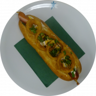 Streetfood: Hot Dog 'El Presidente'- mit Chili-Sour Cream, gebackenen Zwiebelringen und Cheddar (1,2,3,9,19,51,81)