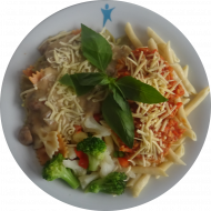 Pastabar (81) mit Linsen-Tofu-Bolognese (18,21,81) oder Pilzrahmsugo(3,19,24,49,81) dazu geriebener Gouda (19) oder Reiberei (1,2) und buntes Gemüse