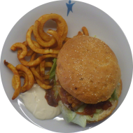 Burger 'Chicken Lemon Pepper' mit gegrillter Hähnchenbrust, Balsamico-Mango-Chutney und Eisbergsalat (1,19,23,24,54,81,83)