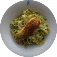 Gegrilltes Seelachsfilet mit hausgemachter Kräuterkruste an feiner Sauce Hollandaise (15,16,19,21,56,81) dazu grüne Tagliatelle (81)