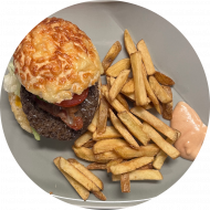 Sie können aus 5 verschiedenen Burgervariationen wählen. Heutige Tagesempfehlung: Burger 'Texas' mit Salat, Peperoni, Röstzwiebeln, Bacon und BBQ Sauce (2,3,21,22,51,52,81,83) dazu als Menüoption Pommes und House-Dip (22,63)