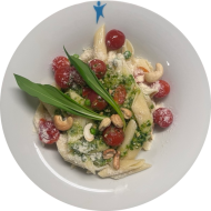 Penne Rigate mit Kirschtomaten, hausgemachtem Bärlauchpesto und Hartkäse (19,74,81)