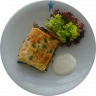 SEMESTERAUFTAKT-ESSEN: Börek Lasagne mit Blattspinat, Tomaten, Knoblauch und Hirtenkäse (15,19,49,81) an Dillschmand (19) dazu kleiner Frisee-Salat - kleine Portion