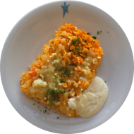 Kritharaki-Auflauf mit Zucchini, Tomate, Knoblauch und Hirtenkäse (19,49,81) an Zitronen-Pfeffer Aioli (9,15,19,49,81)