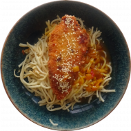 Japanisches 'Chicken Katsu' Hähnchen im Pankomantel in Curry-Soja-Soße mit Ingwer und Knoblauch (2,3,15,18,23,49,54,81,83) dazu chinesische Bratnudeln (18,81)