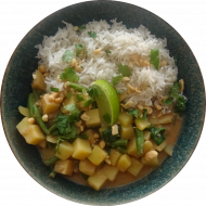 Thailändisches Massaman-Curry mit Kartoffeln, Bohnen, roter Zwiebel, Koriander und Erdnusscreme (2,14,17,18,49,81) dazu Basmatireis