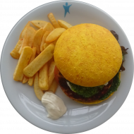 'Yellow Walnut Burger' mit Walnuss-Cheddarpatty, Tomate, Eichblatt, Mayonnaise und hausgemachtem Pesto (9,15,19,21,73,81,83) dazu Steakhouse Pommes