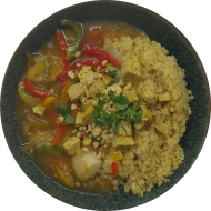Wokpfanne mit Tofu, Chicoree, Zwiebeln, Erdnüssen, Koriander und Teriyakisoße (2,17,18,49,81) dazu Zitronenbulgur (81)