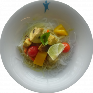 Kleine Portion: 'Tom Kha Tofu' mit Ingwer, Zitronengras, Champignons, Kokosmilch und Koriander (2,18,81) dazu Glasnudeln (2,18,81)