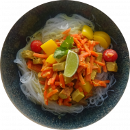 'Tom Kha Tofu' mit Ingwer, Champignons, Zitronengras, Kokosmilch und Koriander (2,18,81) dazu Glasnudeln (2,18,81)