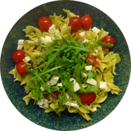 Tomaten-Rucola-Bandnudeln mit Kirschtomaten und geriebenem Mozzarella (19,81)