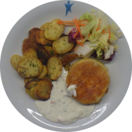 Hausgemachter gebackener Camembert (15,19,81) mit Kräuterremoulade (9,15,19,81) oder Preiselbeeren dazu Bratkartoffeln und Salatgarnitur
