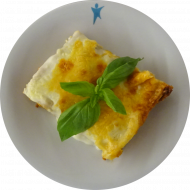 Kleine Portion: Hausgemachte Lasagne nach 'Bologneser Art' mit Zwiebeln, Knoblauch und Rotwein (3,15,19,21,24,44,49,51,52,81)